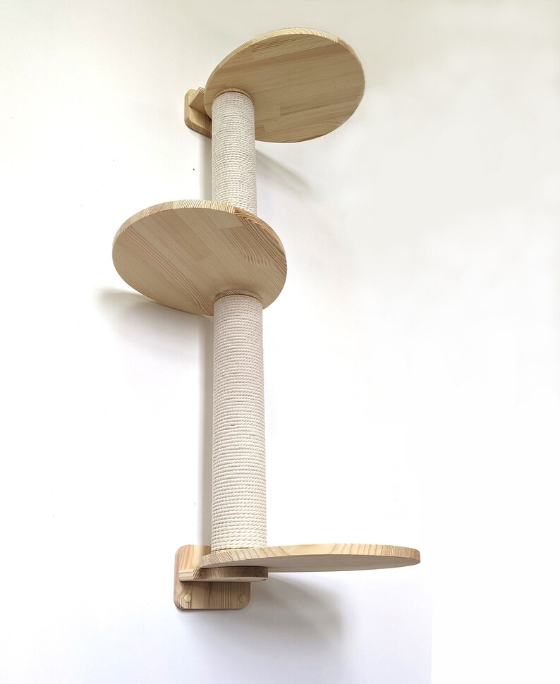 Pu&ograve; includere: Un albero per gatti a parete con tre piattaforme e un palo per grattare rivestito in sisal. Le piattaforme sono in legno naturale e hanno la forma di cerchi e ovali.
