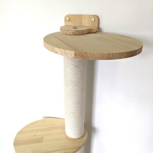 Pu&ograve; includere: Un albero per gatti a parete con due piattaforme e un palo per grattare rivestito in sisal. Le piattaforme sono in legno naturale e hanno forma ovale. La piattaforma superiore &egrave; fissata alla parete con una staffa.