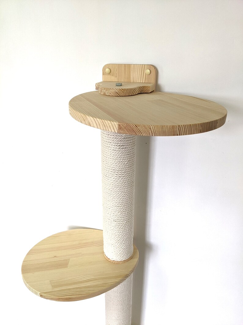 Pu&ograve; includere: Un albero per gatti a parete con due piattaforme e un palo per grattare rivestito in sisal. Le piattaforme sono in legno naturale e hanno forma ovale. La piattaforma superiore &egrave; fissata alla parete con una staffa.