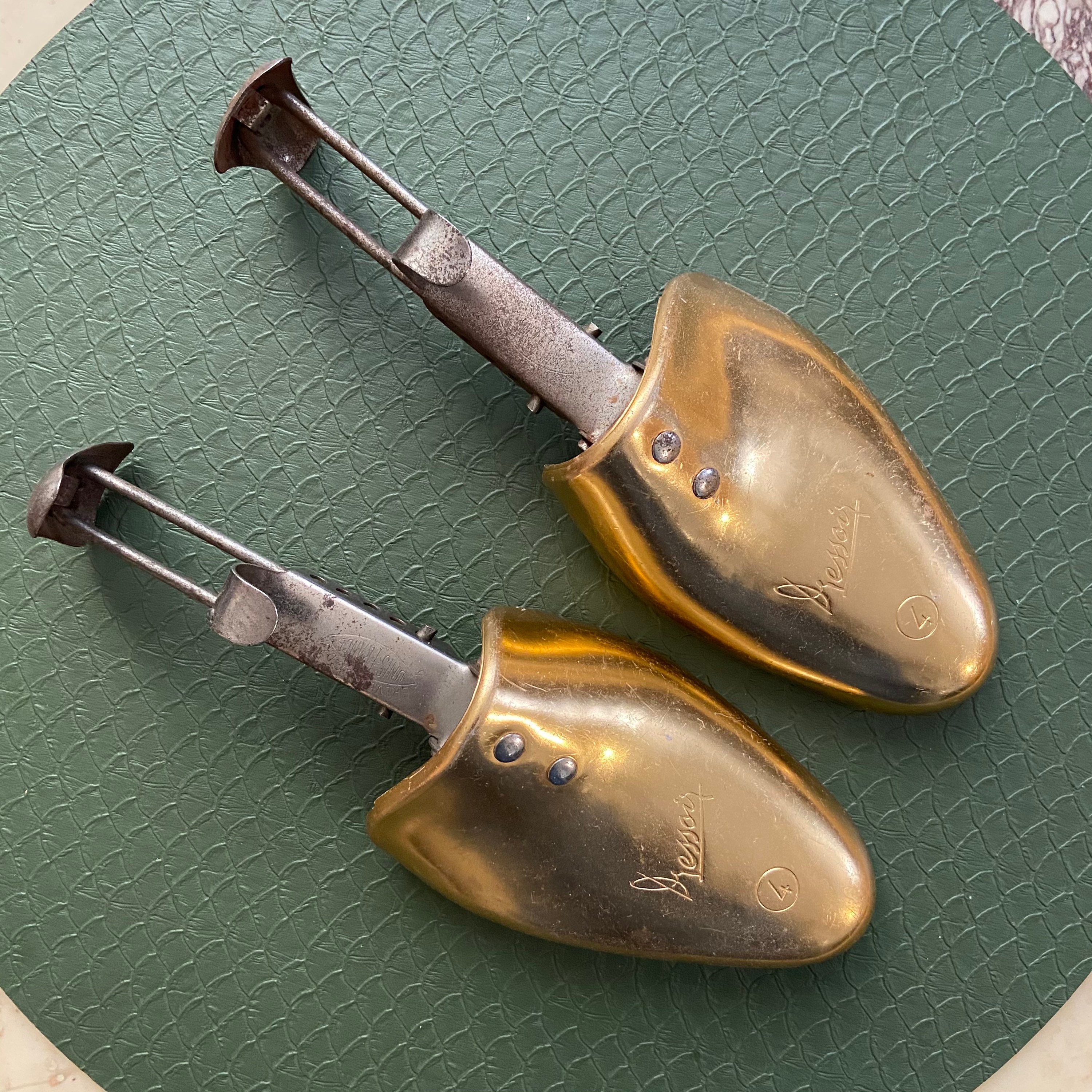 Embauchoirs en Métal Doré. Années 1960