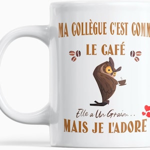 Peut inclure: Mug en céramique blanche avec une anse. Le mug présente du texte marron et un dessin de hibou tenant une tasse de café. Le texte dit "MA COLLÈGUE C'EST COMME LE CAFÉ...MAIS JE L'ADORE."