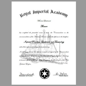 Puede incluir: Un diploma en blanco y negro de la Real Academia Imperial, otorgado al teniente Thrawn por completar un curso en Procedimiento, Equipo y Terminología Imperial. El diploma está firmado por el Comandante y el Emperador Galáctico, Darth Sidious.
