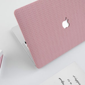 Strawberry Weave Pattern MacBook Hard Protective Case For Macbook Air 11/13 Pro13/14/15/16 Personalized Name A2681 2338 2008-2022Laptop