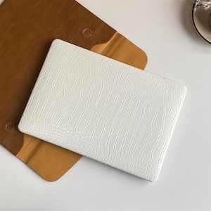 Weiße Krokodil Muster MacBook Harte Schutzhülle für MacBook Air 11/13 Pro13/14/15/16 Personalisierte Name A2681 2338 2008-2022Laptop
