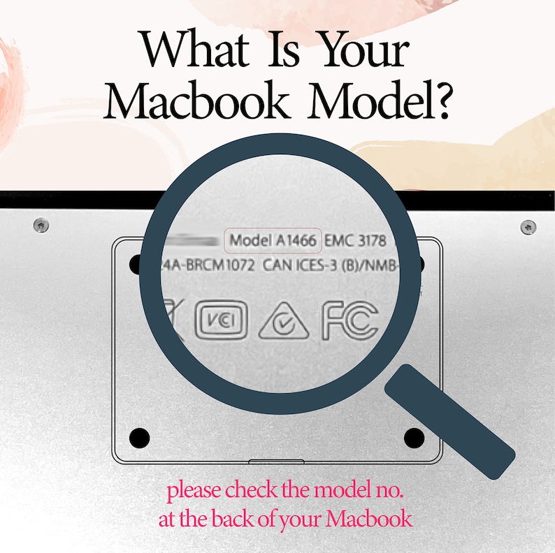 Puede incluir: Primer plano de un Macbook plateado con una lupa que resalta el n&uacute;mero de modelo "Model A1466 EMC 3178" y otro texto. El texto "please check the model no. at the back of your Macbook" es visible en la parte inferior de la imagen.