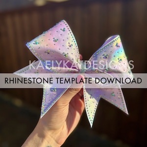 Könnte beinhalten: Eine weiße und schillernde Schleife mit Strasssteinen. Die Schleife hat ein Muster aus kleinen weißen Kreisen. Der Text "RHINESTONE TEMPLATE DOWNLOAD" ist am unteren Rand des Bildes sichtbar.
