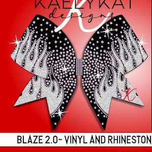 Op de afbeelding: Zwarte cheerleading strik met zilveren glitter vlam ontwerp en strass accenten. De strik heeft de tekst "BLAZE 2.0- VINYL AND RHINESTON" aan de onderkant. De strik staat tegen een rode achtergrond met de tekst "KAELY KAT designs" bovenaan.
