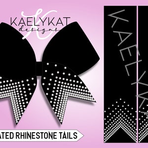 Op de afbeelding: Zwarte cheer bow met witte strass steentjes. De staarten hebben een aflopend ontwerp met meer strass steentjes aan de onderkant. De strik is versierd met de tekst "KAELYKAT Designs".