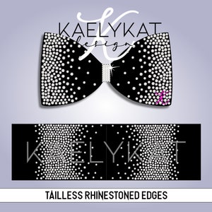 Pode incluir: Gravata borboleta preta com um design de strass branco. A gravata borboleta é decorada com um padrão de strass branco e o texto "KAELYKAT design" está escrito em branco na gravata borboleta. A gravata borboleta é mostrada em um fundo roxo claro.