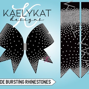 Op de afbeelding: Zwarte cheer bow met een wit strass-ontwerp. De strasssteentjes zijn geclusterd in een uitbarstend patroon aan de buitenranden van de strik. De strik wordt getoond met twee bijpassende zwarte en witte strass cheer-banden.