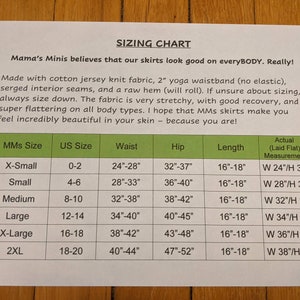 Puede incluir: Tabla de tallas para faldas Mama's Minis, que muestra las medidas en pulgadas para la cintura, la cadera y la longitud. La tabla incluye tallas desde XS hasta 2XL, con las tallas estadounidenses correspondientes y las medidas reales en plano.