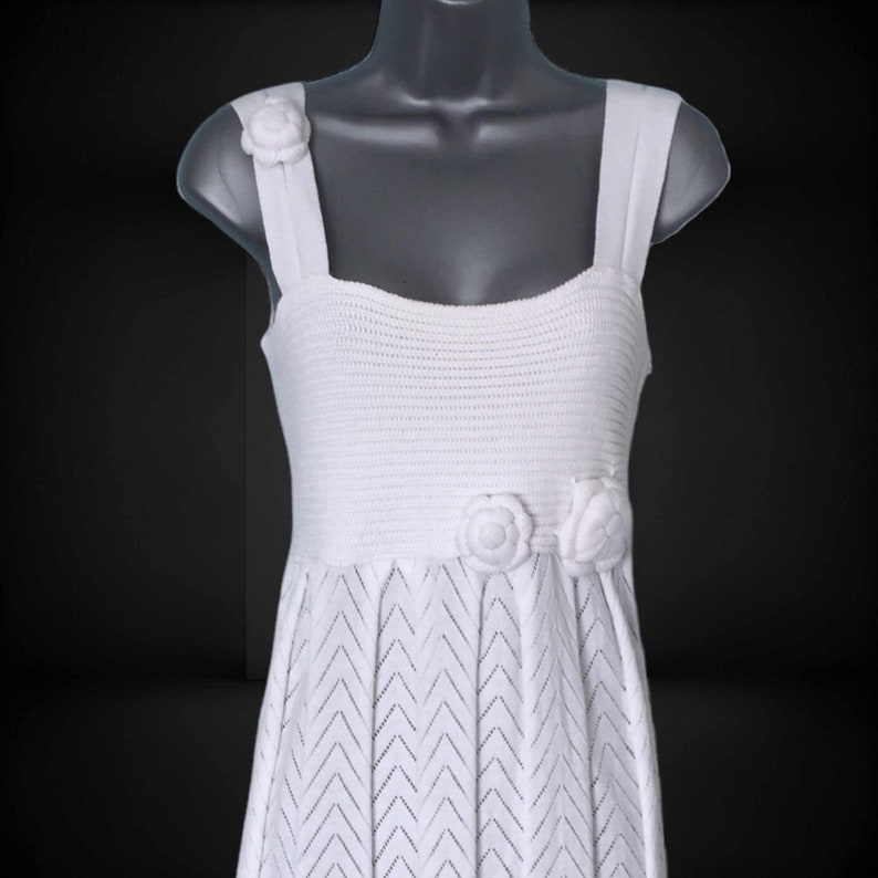 Retro 70s White Crochet Knit Outfit, Chic 2 Piece Parisian Boho Strappy Dress & Coatigan by OGO Geral Paris, Size S/M VFG afbeelding 3