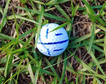 Balle de golf objet très chanceux pour la chance au golf.  Les compétitions sportives.  Bonne chance à vous pour la lecture de cette belle note remplie de note d’amour