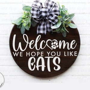 Signo de bienvenida SVG, bienvenido svg, bienvenido esperamos que te gusten los gatos, signo de madera redonda SVG, percha de puerta svg, signo de porche SVG, signo de granja svg