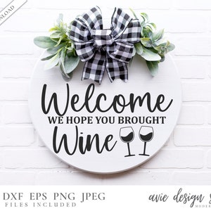 Divertido bienvenido svg, vino svg, archivos SVG redondos, colgador de puerta svg, tapete de puerta svg, signo de bienvenida svg, signo de granja svg, svg popular, svg de bienvenida
