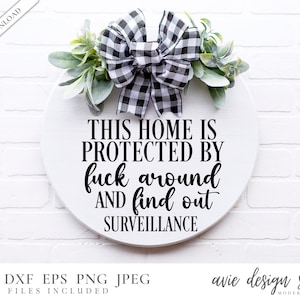 Hogar protegido por svg, vigilancia svg, signo de granja svg, signo divertido svg, colgador de puerta svg, signo de bienvenida svg, svg popular, descarga digital