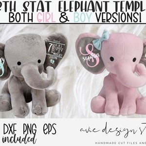 Może przedstawiać: Dwie pluszowe zabawki w kształcie słonia, jedna szara, a druga różowa, z haftowanymi szczegółami dotyczącymi statystyk urodzenia. Szary słoń ma imię "Jaxon", a różowy słoń ma imię "Sophia". Oba słonie mają metkę z tekstem "7 funtów, 19,3 uncji, 20,5 cali, 19:00".