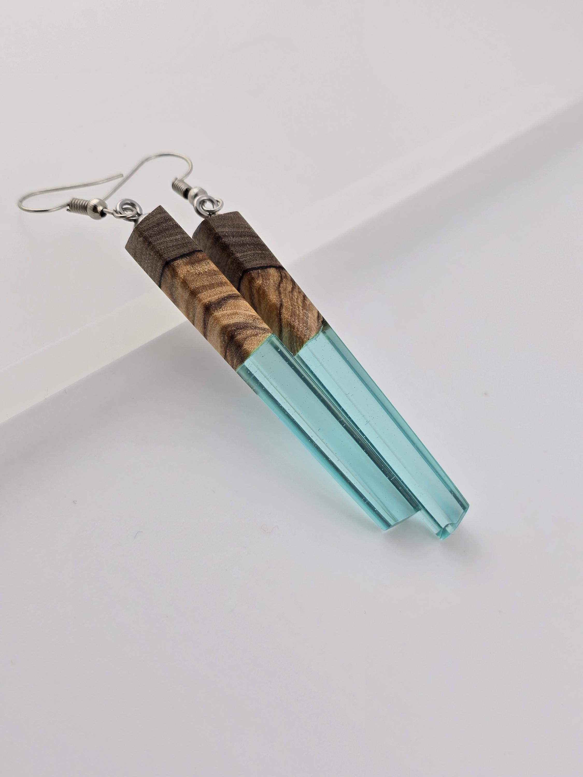 Orecchini in resina epossidica blu: gioielli boho fatti a mano in legno