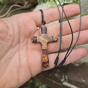 Colgante de cruz de madera y resina verde hecho a mano. Collar de cruz cristiana único para mujer y hombre. Joyería religiosa. Colgante de cruz católica.