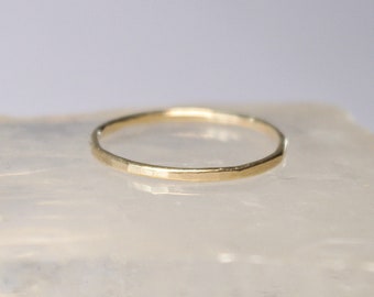 Anel de ouro maciço/ Anel de ouro brilhante/ Anel com textura martelada/ Anel de ouro para usar em conjunto com outros anéis/ Anel de ouro minimalista