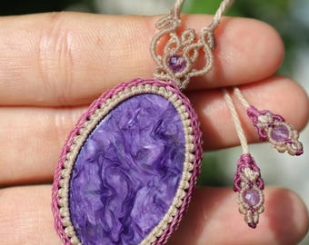 Micro-macramé dieppaarse Charoiet-hanger, zeldzame kwaliteit, boho-sieraden, grillige macraméketting, delicate ketting in hippiestijl
