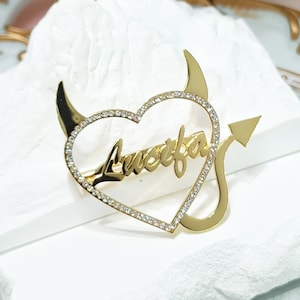 Niestandardowe szpilki, broszka z imieniem Little Devil Heart ze złotym wypełnieniem, broszka z imieniem Bling Outline Heart Name Pin dla niej, spersonalizowana biżuteria, prezent dla niej