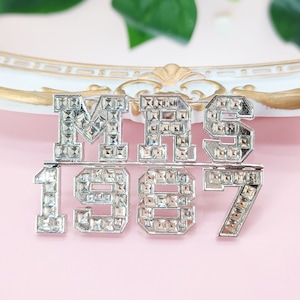 CUSTOM Birth Date Brooch Pin, Nameplate Pins, Personalised Varsity Letters Lapel Pin, Graduation Numbers Badge For Students, Bithday Gift