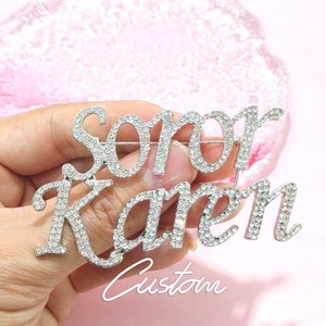 Broche de solapa con letras de fuente de escritura personalizadas, broche con nombre de grupo/hermandad personalizado, regalo personalizado para ella, joyas y accesorios para mujer