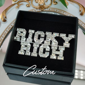 Pines de palabras bling-bling PERSONALIZADOS, Pin de broche de nombre hecho a mano, Pin de solapa de letras y números universitarios personalizados, Regalo personalizado para miembros del equipo deportivo