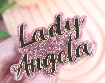 Broche con nombre personalizado para ella, insignia con nombre en color rosa brillante y dorado, regalos personalizados para hermanas de hermandad, etiqueta con nombre para reunión de capítulo