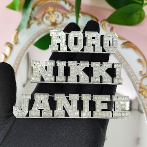 Personalizado High School Varsity Letters&Numbers College Pins, Pin de broche de nombre, Regalo de pin del equipo de camiseta de béisbol de fútbol, Pines de letras personalizadas
