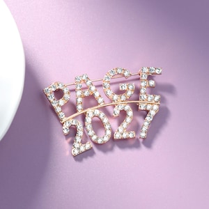 Spilla personalizzata con lettere e numeri, spilla da bavero personalizzata con anno e data, spilla per abito con monogramma, spilla per cappello scintillante, regalo per damigella d'onore, regalo di compleanno