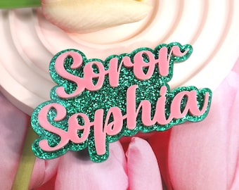 Soror met Cusom-naambrochespeld, naambadge van Soror, cadeaus voor zus van studentenvereniging, naamplaatje vergadering hoofdstuk, verjaardagsfeestje geschenken studentenvereniging