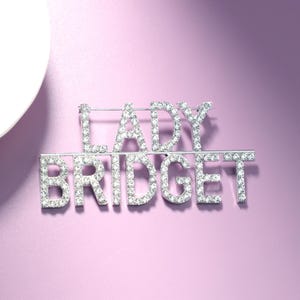 Gepersonaliseerde brochespeld met strassnaam, aangepaste letters reverssieraden