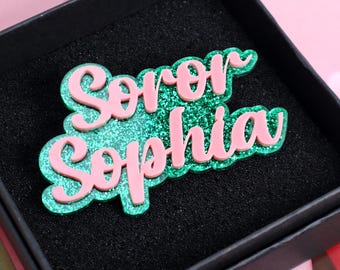 Naamspeld Soror | Naamspeld zus | Aangepaste naambadge | Aangepaste reversspeld | Gepersonaliseerde naamspeld studentenvereniging | Hoofdstuk Naamplaatje vergadering