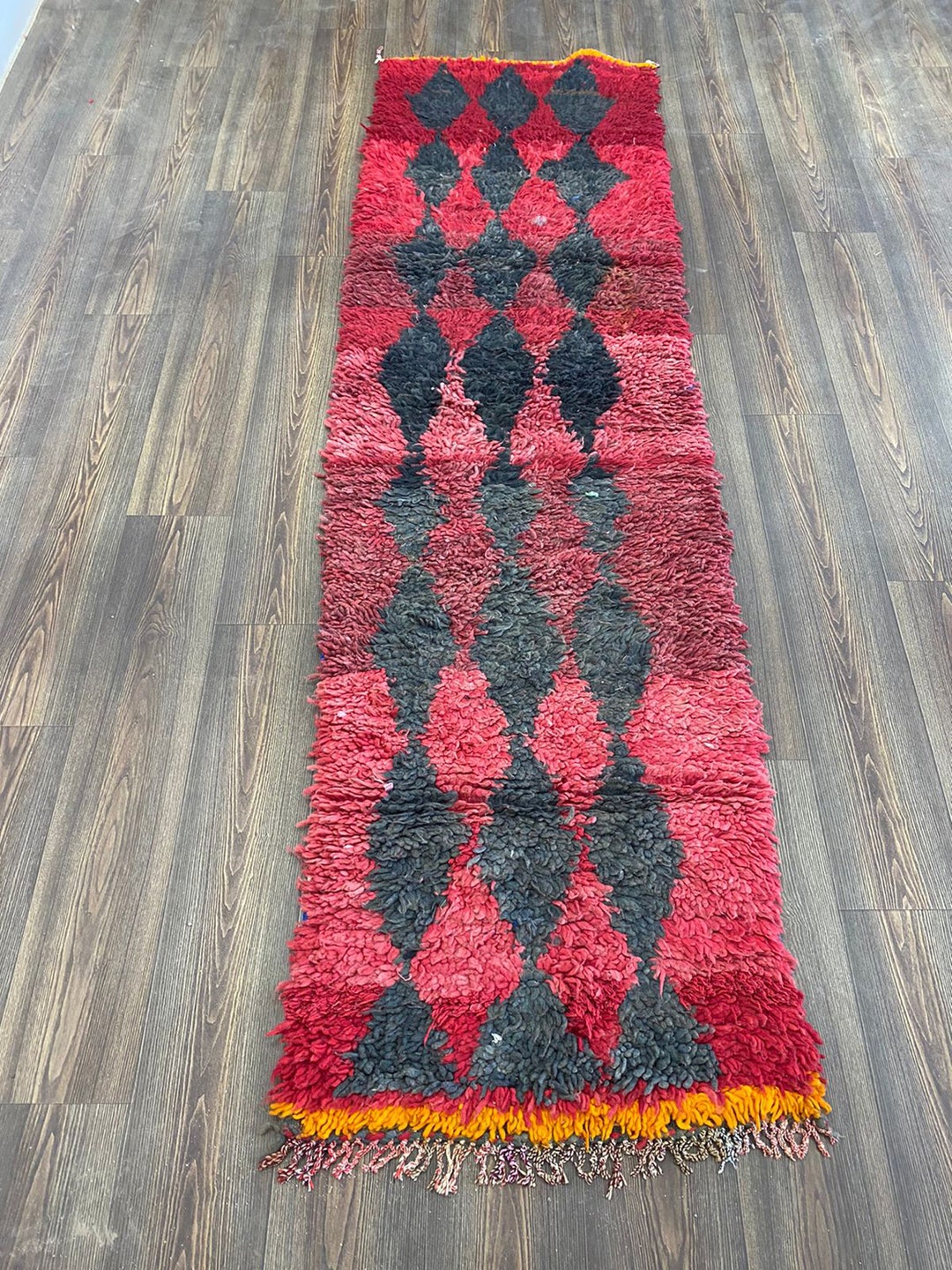 黒と赤のモロッコ製ヴィンテージランナーラグ! 2.3x8.5 フィート