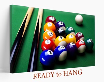 Op de afbeelding: Een groene pooltafel met twee houten keuen en een driehoek van 15 biljartballen. De ballen zijn genummerd van 1 tot 15 en zijn gerangschikt in een regenboogpatroon. De tekst "READY to HANG" staat onderaan de afbeelding.