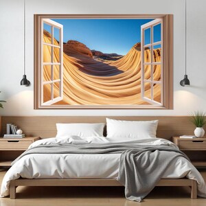 Puede incluir: Una calcomanía de pared que presenta una ventana con vista a un paisaje desértico. La ventana está abierta y el desierto es de un color cálido y arenoso. La calcomanía es perfecta para agregar un toque de naturaleza a cualquier habitación.