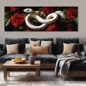 Può includere: Stampa su tela raffigurante un serpente bianco avvolto tra rose rosse vibranti su uno sfondo scuro. Il serpente, con occhi rossi, è il punto focale dell'opera. Le rose in piena fioritura aggiungono un tocco di eleganza.