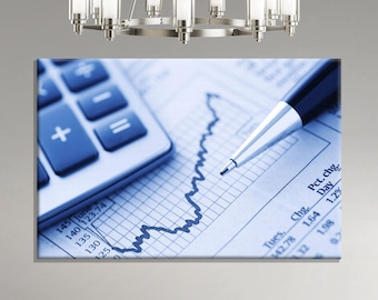Puede incluir: Imagen en tonos azules de una calculadora, un bolígrafo y un gráfico financiero. La calculadora está a la izquierda, con un signo más visible. Un bolígrafo descansa sobre el gráfico, que muestra un gráfico de líneas fluctuante. El gráfico incluye datos numéricos y porcentajes.