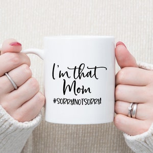 Può includere: Tazza in ceramica bianca con testo nero che recita "I'm that Mom #SORRYNOTSORRY".