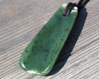 Bright green mountain Jade scoop pendant