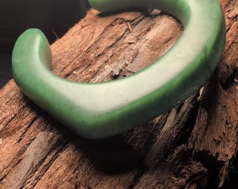 Beautifuly apple green Himalayan ridged jade cuff