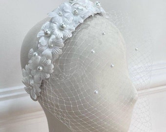 Witte bloemen bruids tovenaar, tovenaar hoofdband, stoffen bloemen hoofdband, parels bruids tovenaar, parels zendspoel, bloemen zendspoel