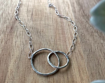 Double Circle Choker, Chaîne unique, Pendentif martelé, Trouvaille rare, Délicat, Délicatesse, Cadeau de graduation, Cadeau pour elle, Mariage, Anniversaire