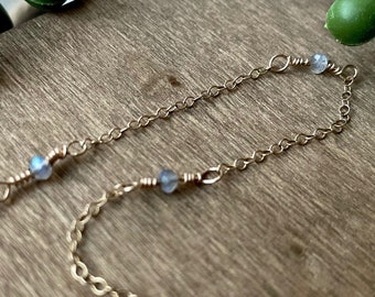 Pietra preziosa labradorite, delicato girocollo, collana, collana d'oro, regalo per la festa della mamma, delicato, gioielli d'oro, catena portacavi, regalo per la mamma