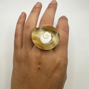 Vintage naturlig snäckskalring, rund, handgjord, 20 mm, unik, stor, Shiva-öga, vit/brun