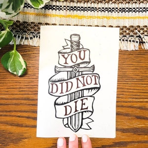 Joyeux anniversaire, vous n'êtes pas mort - carte épée Manly Elder Scrolls style tatouage traditionnel - 5 x 7 pouces