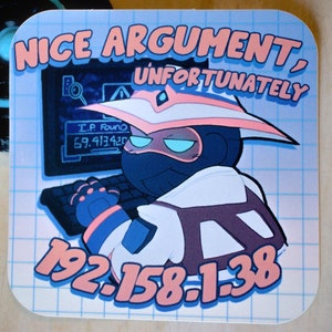Peut inclure: Un autocollant avec un personnage de dessin animé portant un chapeau blanc et rose et un masque noir, assis devant un ordinateur avec le texte "NICE ARGUMENT, UNFORTUNATELY" et "192.158.1.38" sur un fond de grille bleu et blanc.