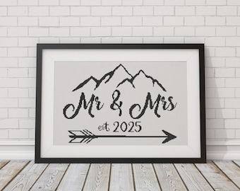 Puede incluir: Ilustración en blanco y negro de una cordillera con una flecha apuntando hacia la derecha. El texto "Mr & Mrs est 2025" está debajo de las montañas.